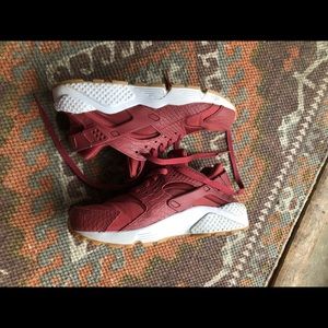 Nike Huarache Women’s Maroon - NEW